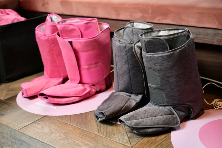 共有玫瑰櫻、柔霧灰兩色系，定價2萬3,800元，優惠價1萬9,800元。陳志淵攝