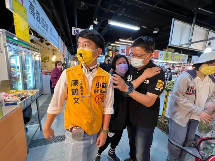 今天上午邱顯智陪同新竹市市議員參選人陳鶴文，前往竹蓮市場謝票，陳鶴文以些微的票數成為落選頭，在竹蓮市場幾位支持時代力量的大姐抱著邱顯智痛哭。翻攝邱顯智臉書