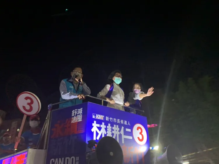 林耕仁妻子昨晚「代夫出征」掃街拜票。林耕仁競辦提供