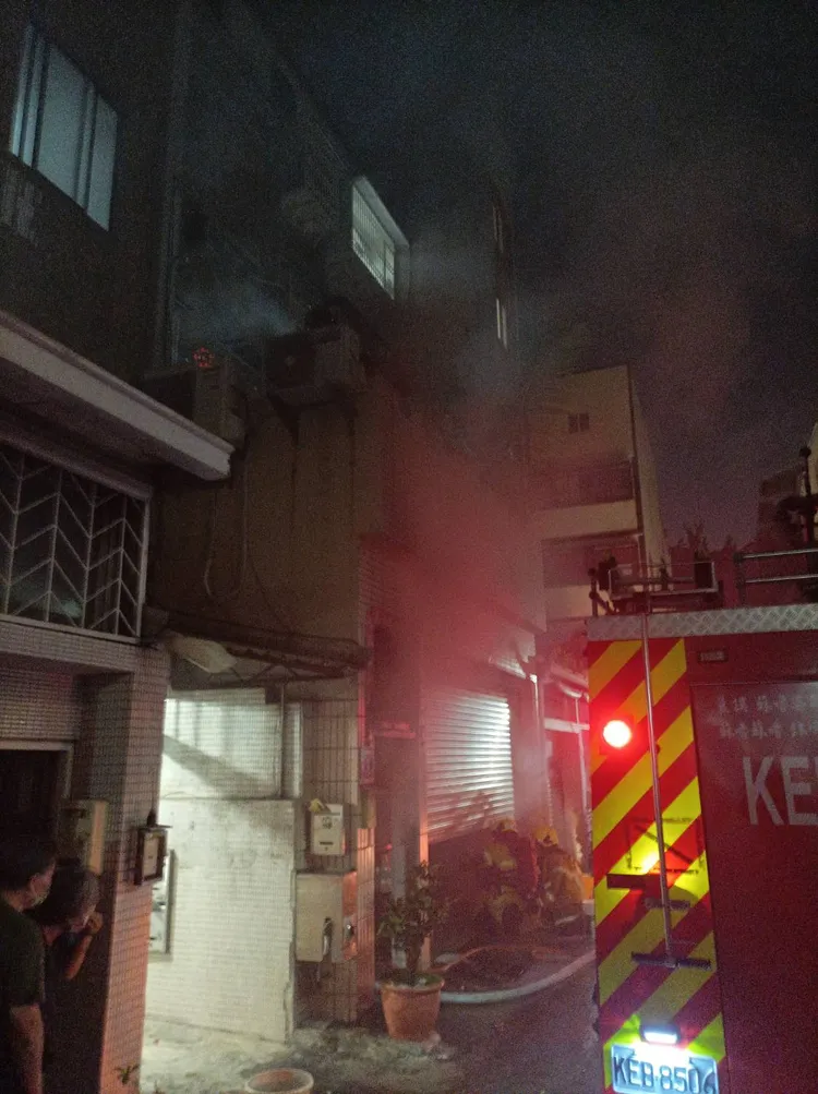 公寓一樓停放的汽機車起火，所幸住戶安全逃出。讀者提供