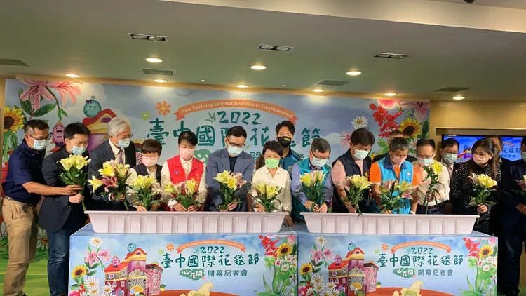 台中市長盧秀燕與立委江啟臣等人一起種下手中百合，預告台中國際花毯節本周末將重磅回歸。曾雪蒨攝