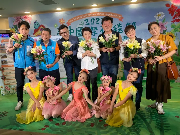 盧秀燕提醒，今年台中國際花毯節不設停車場，採全面「免費接駁」服務。曾雪蒨攝