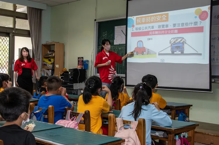 新樂國小近半數學童搭公車上學，交通安全體驗營教導孩子上下公車的安全事項。業者提供