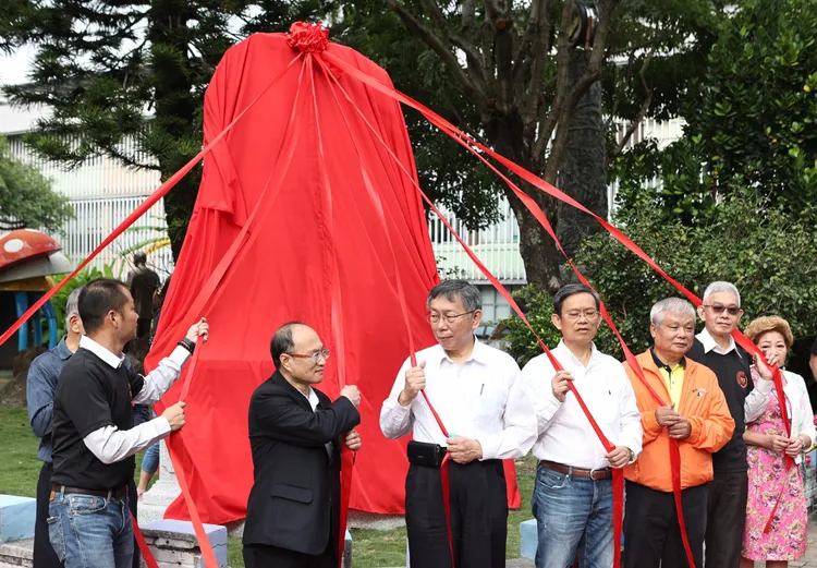 台北市長柯文哲出席社子國小120周年紀念碑揭幕禮。翁玉信攝