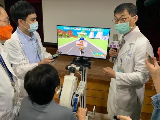偏癱患者打怪獸做運動　「視覺回饋上肢復健機」讓病人更有力