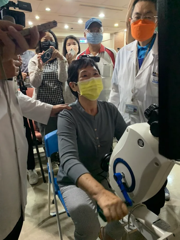 因車禍一度半側肢體癱瘓的女鄰長，透過「視覺回饋上肢復健」找到活動力。吳慧芬攝