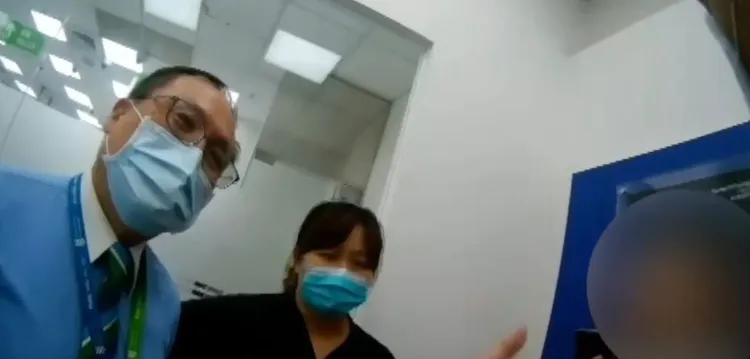 行員詢問老翁解除美元保單原因，研判他遭詐騙。讀者提供