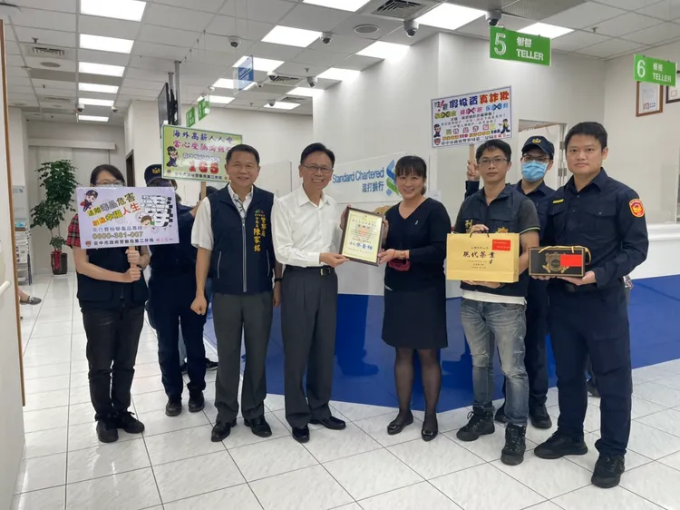 台中市警局副局長鄧學鑫（左四）、市警二分局長陳家銘（左三）感謝行員協助成功阻詐。警方提供
