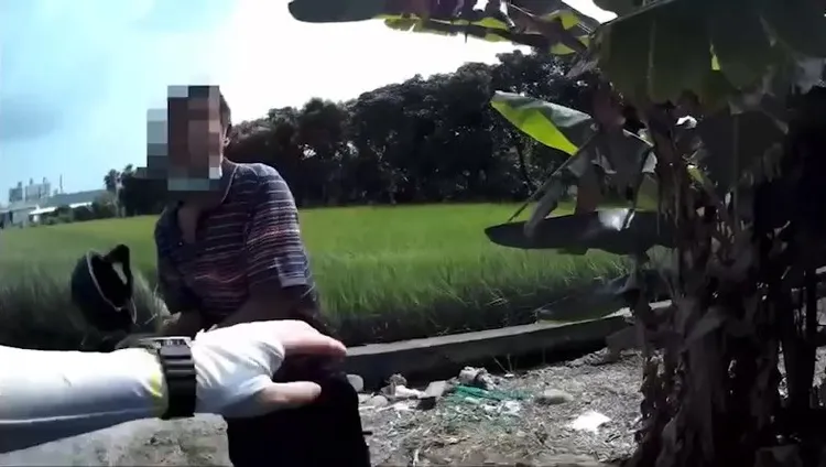 聽聞警方要請救護車，擔心遭到強制抽血，竟開始持安全帽招呼警員。民眾提供