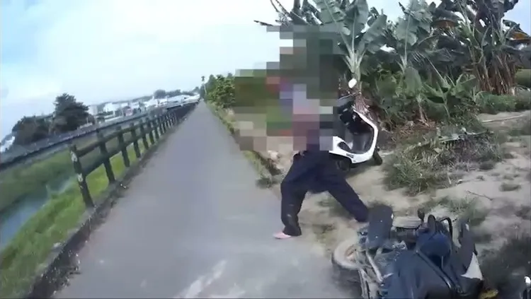男子還一度走向一旁河川打算跳河。民眾提供