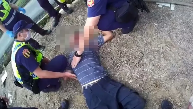 最後支援警力到場，男子才無法繼續發酒瘋。民眾提供