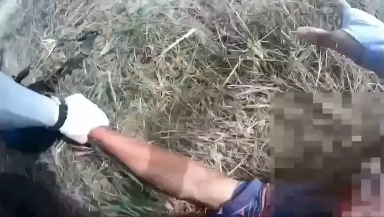 馬上被警員制止壓制在地。民眾提供