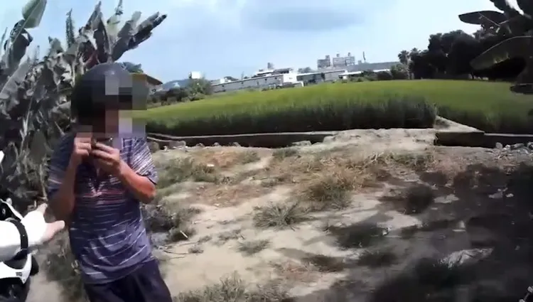 見到警方到場，竟還想裝沒事離去。民眾提供