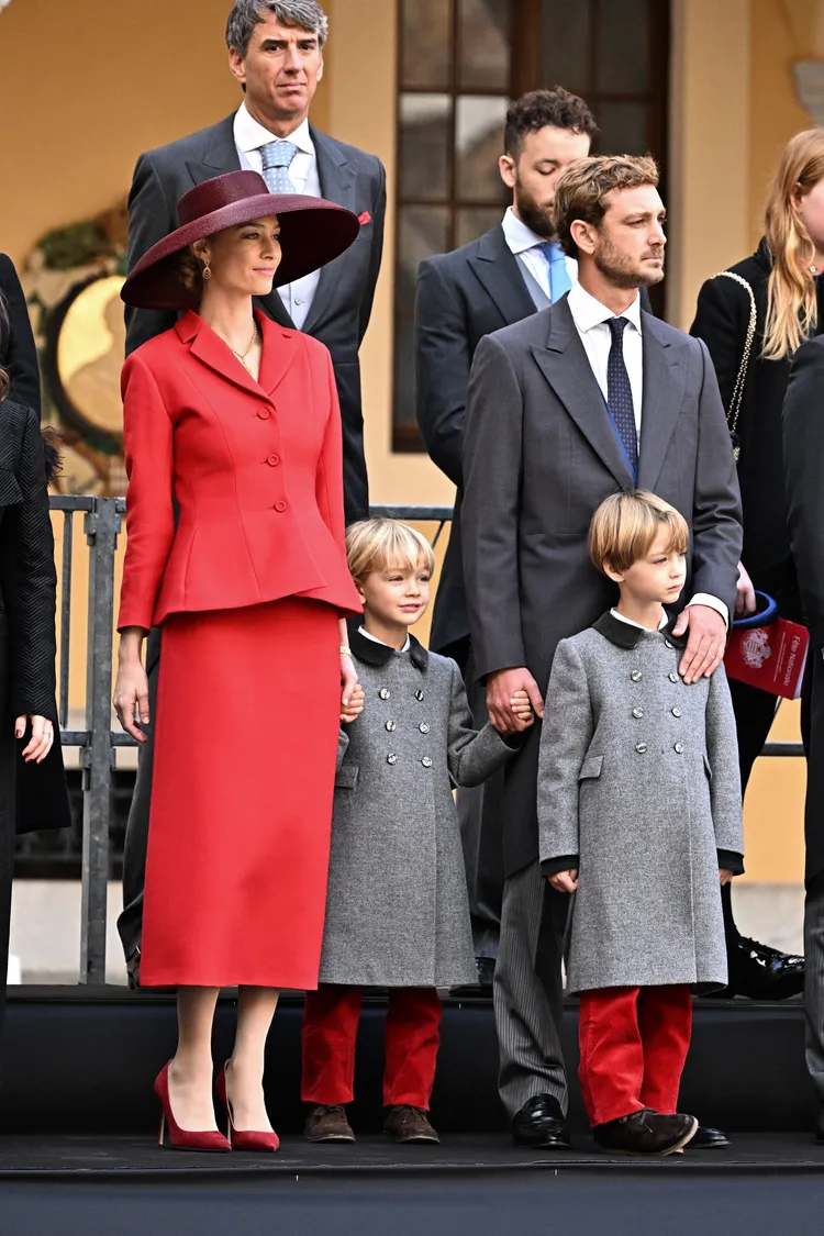 摩納哥王子妃Beatrice Borromeo出奇制勝地選擇了全套法國精品DIOR火紅高訂服搶鏡。品牌提供