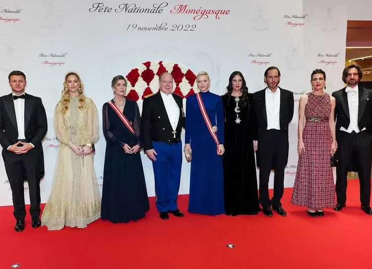 摩納哥親王妃夏琳（中）、夏洛特公主（右2）和王子妃Beatrice Borromeo（左2），在國慶當天於Grimaldi Forum會議中心舉辦的宴會上，各自換上了氣勢逼人的禮服較靚。翻攝hshprincealbertii IG