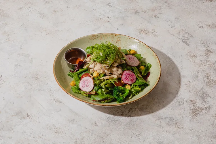 雙11雙人經典套餐：貳樓金牌鹽水雞沙拉。業者提供