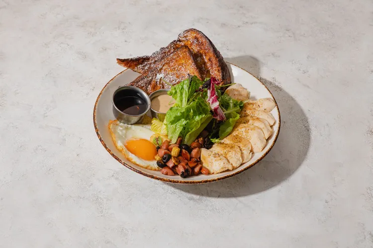 雙11雙人經典套餐：橙香蛋煎丹麥舒肥雞早午餐。業者提供