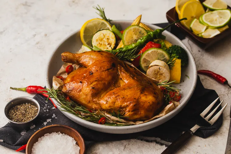 11/11當天點主餐即可1元加購明日葉飲品1杯、11元加購湯品1分、111元加購金沙薯片1份。業者提供