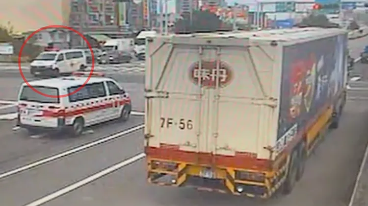 民間救護車（紅圈處）未載病患闖紅燈，撞倒騎士再滑到對向波及台中市消防局救護車。翻攝畫面