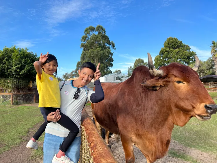 立威廉（右）的女兒熱愛動物。Jim提供