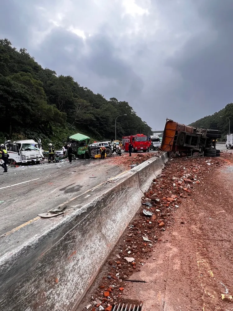 於砂石車載運的磚塊、砂石散落於車道上，為用路人安全，警方暫時北向全線封閉並引導下前交流道。翻攝畫面
