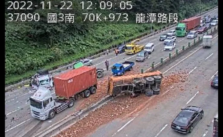 一輛運載砂石的貨櫃車，不明原因從南下車道衝到北向，其中一節貨櫃翻覆在南、北向中間。翻攝自高公局1968APP