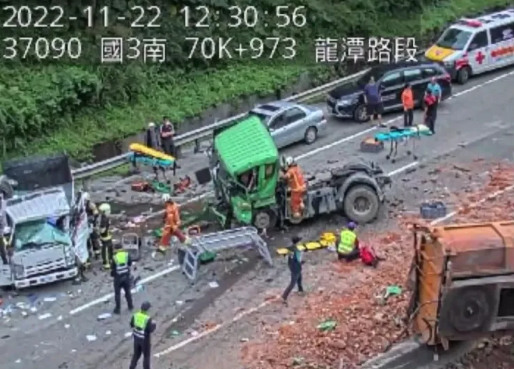 貨櫃車駕駛疑似受困車內。翻攝自高公局1968APP