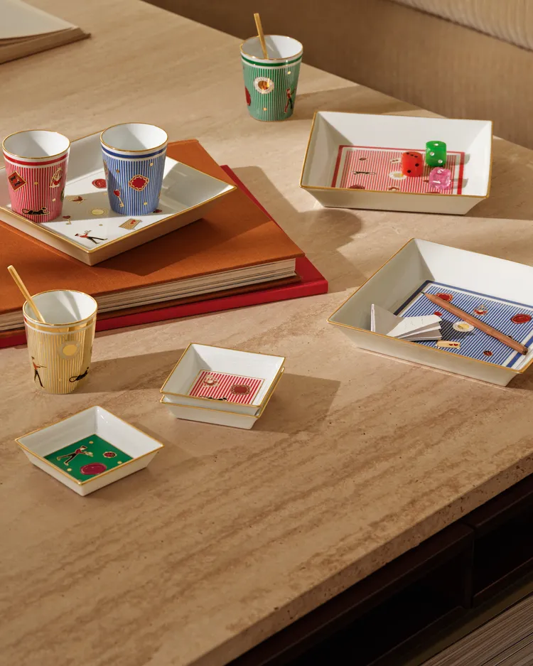 在卡地亞推出的全新Diabolo de Cartier系列家居裝飾擺件中，也能看到紅衣門僮俏皮的身影。品牌提供