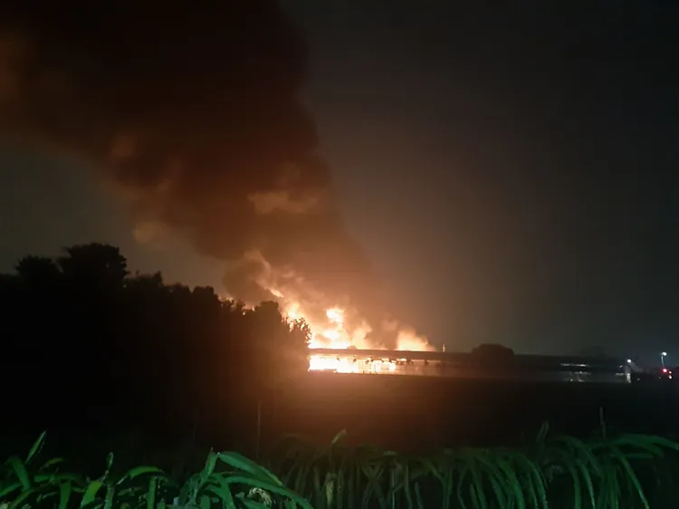 大火引發大量濃煙。民眾提供