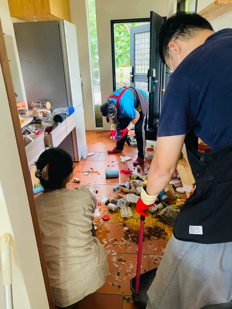 龍應台的三公里外的鄰居前來她家中暖心幫忙。翻攝自龍應台 - Lung Yingtai 
臉書粉專