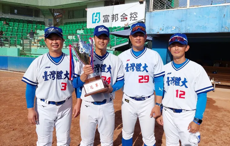 台體大總教練林宗毅(左)擔心大棒球持續走下坡。  王覺一攝