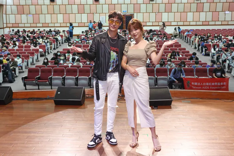 王上菲（右）和朱宇謀受到世新學生歡迎。台灣紅絲帶基金會提供