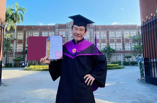 61歲趙傳獲台師大碩士學位 隔40年重拾書本成就解鎖