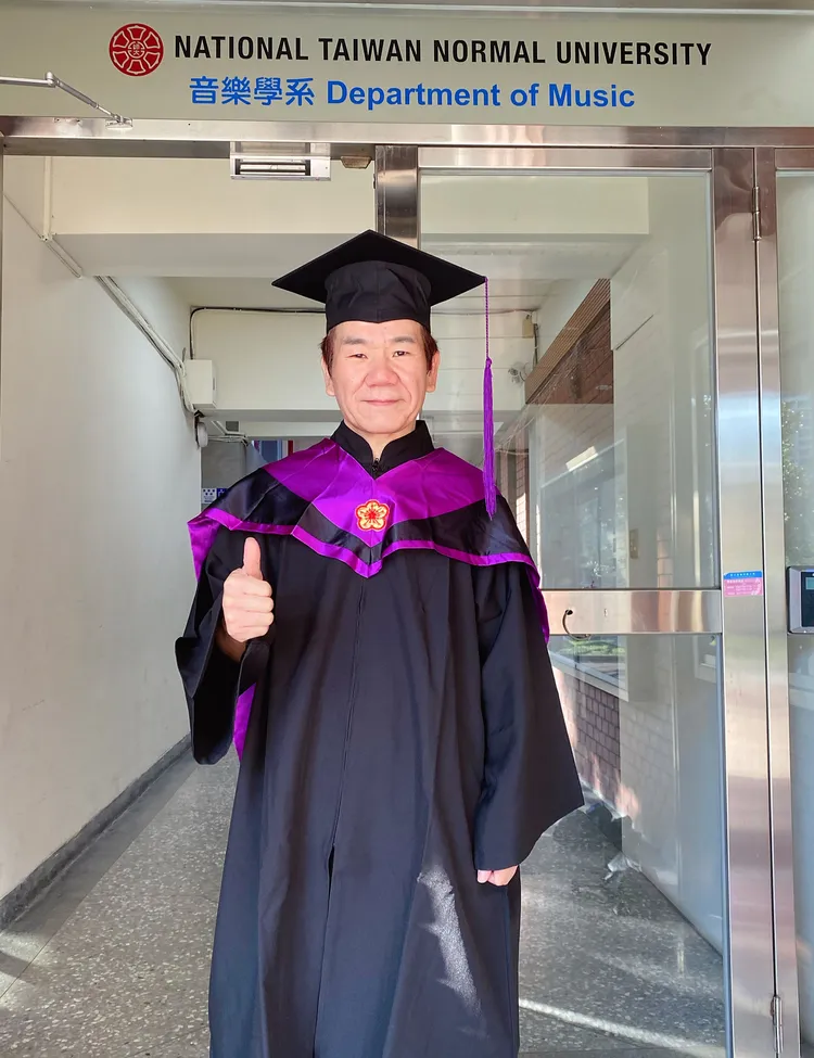 趙傳開心拿到碩士畢業證書。旋風音樂提供