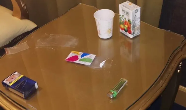 警方發現桌上有K他命粉末。翻攝畫面