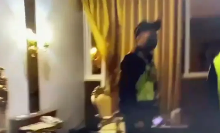 警方進門搜查。翻攝畫面