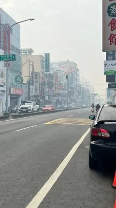 高雄岡山區今天霧茫茫，網友稱聞到塑膠味。翻攝自臉書我是岡山人（北高雄）