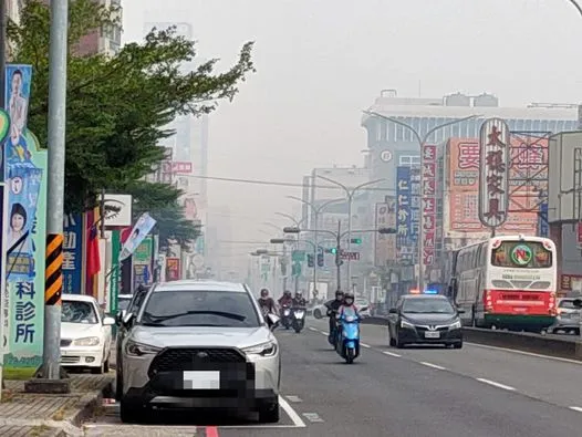 高雄岡山區今天霧茫茫。翻攝自臉書我是岡山人（北高雄）