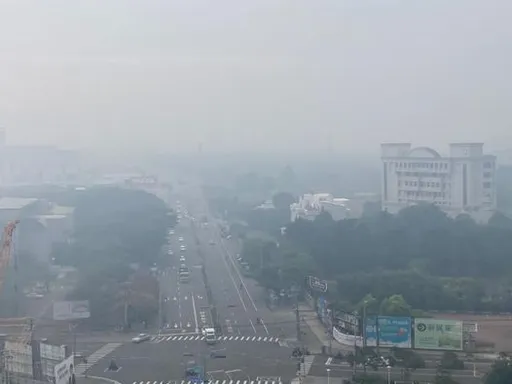 被臭醒!高雄霧濛濛大飄塑膠味 環保局無人機追「可疑污染源」