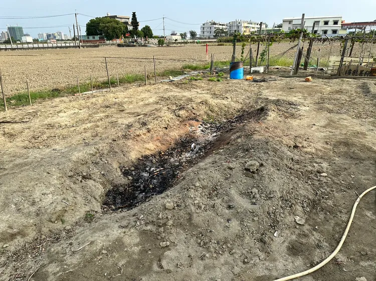 環保局查獲6處露天燃燒，疑似是今岡山地區空氣品質不佳原因。環保局提供