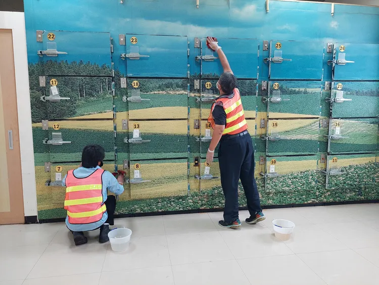 高雄安排酒駕犯們到殯儀館內逐一擦拭冷凍櫃。高雄民政局提供