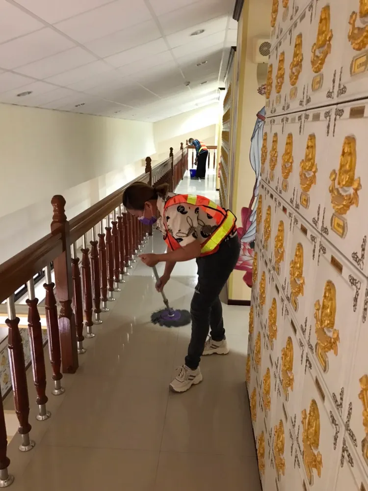 高雄安排酒駕犯們到殯儀館內納骨塔區拖地板。高雄民政局提供