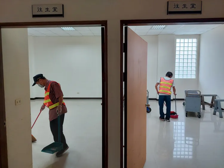 高雄安排酒駕犯們到殯儀館內往生室內掃地與拖地板。高雄民政局提供