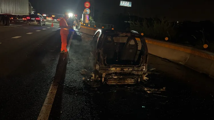 國道警員通知消防隊、緩撞車到場協助處理，國道員林分隊巡邏車在後方警戒。民眾提供