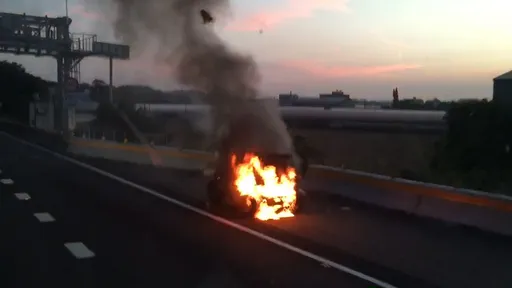 國一南彰化段火燒車 SMART燒到剩骨架