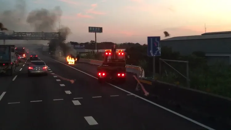 民眾路過目擊火燒車發生，火勢相當猛烈。民眾提供