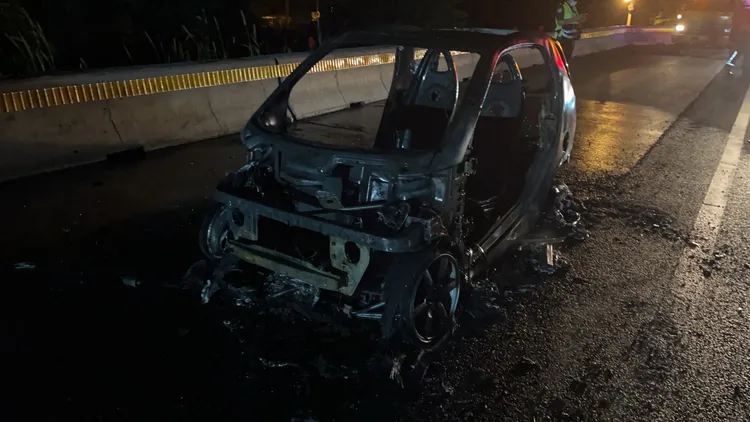 整輛SMART燒到只剩骨架。民眾提供