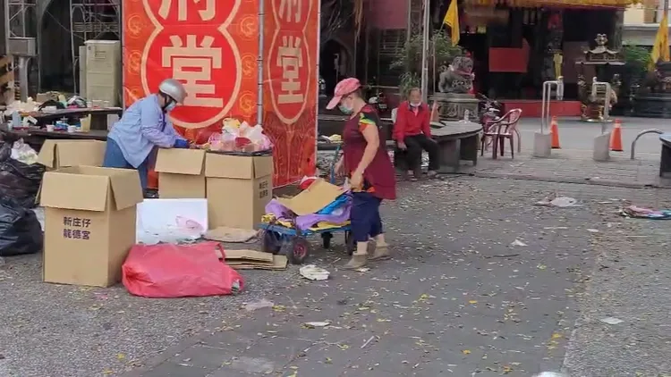 宮廟遊行後，造成環境大髒亂。翻攝畫面