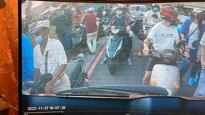 宮廟遊行，造成交通癱瘓。翻攝畫面