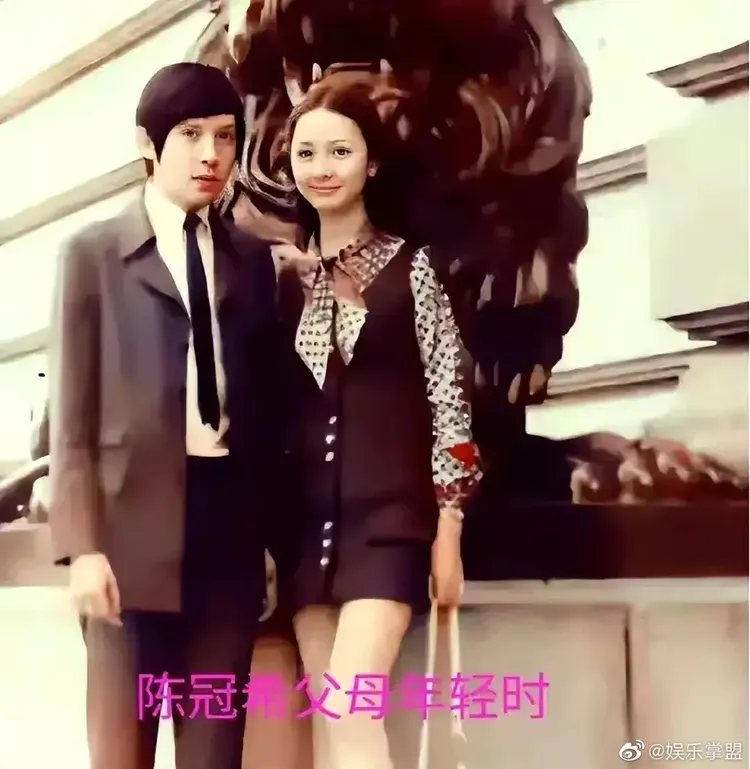 陳冠希爸媽年輕時的照片被翻出，網讚「神顏值」。翻攝自社交恐懼江女士微博